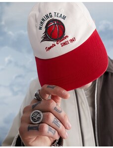 ASOS DESIGN - Cappellino morbido con visiera e ricami stile basketball rosso ed écru-Multicolore