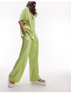 Topshop - Pantaloni a fondo ampio in raso verde lime con vita a pieghe in coordinato