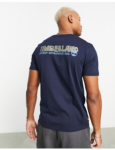 Timberland - T-shirt blu navy con stampa stile outdoor sul retro