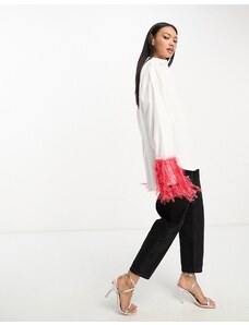 ASOS DESIGN - Camicia in cotone bianca con piume sintetiche rosse sui polsini-Bianco