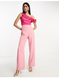 Esclusiva In The Style - Tuta jumpsuit monospalla rosa con volant a contrasto