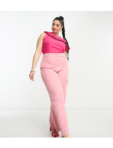 Esclusiva In The Style Plus - Tuta jumpsuit monospalla rosa con volant a contrasto