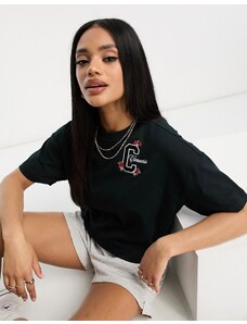 Converse - T-shirt squadrata taglio corto nera con ricamo floreale-Black