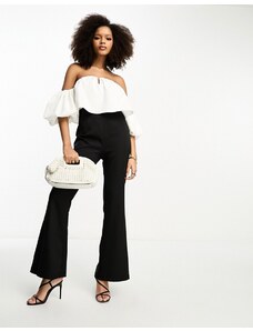 In The Style - Tuta jumpsuit con maniche a sbuffo e scollo Bardot con pantaloni a zampa bianca e nera-Multicolore
