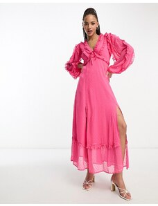 Miss Selfridge - Vestito lungo in chiffon plumetis rosa acceso con volant