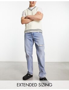 ASOS DESIGN - Jeans dritti blu lavaggio medio con strappi e abrasioni