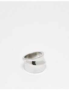 ASOS DESIGN - Anello color argento con design fuso