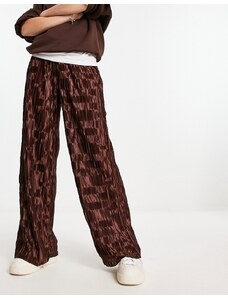 Urban Threads - Pantaloni a fondo ampio marrone cioccolato in raso plissé in coordinato-Brown