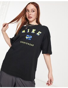 Nike - Sportswear - T-shirt nera con logo stile college-Nero