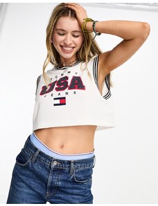 Tommy Jeans - Crop top bianco senza maniche con stampa a tema basket e scritta “USA”