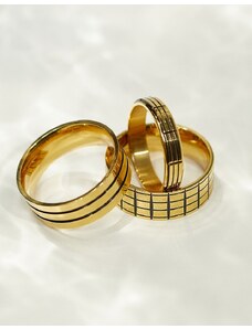 ASOS DESIGN - Confezione da 3 anelli a fascia dorati e neri in acciaio inossidabile resistente all'acqua con incisioni-Multicolore