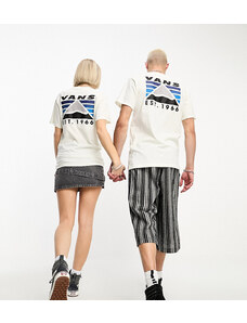 Vans - T-shirt unisex color crema con stampa di montagna sul retro - In esclusiva per ASOS-Bianco