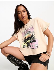 Miss Selfridge - T-shirt corta squadrata da festival color albicocca con finiture in pizzo e grafica oversize-Neutro