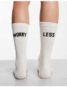 ASOS DESIGN - Calzini bianco sporco con scritta "Worry Less" - WHITE