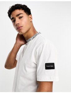 Calvin Klein - T-shirt bianca con fettuccia del logo sul colletto ed etichetta laterale-Bianco