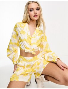 Miss Selfridge - Camicia in popeline gialla con stampa tropicale allacciata sul davanti in coordinato-Multicolore