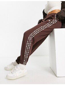 adidas Originals - Animal Abstract - Joggers marroni con stampa zebrata sulle tre strisce-Marrone