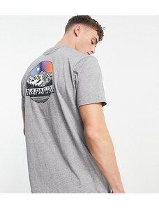 Napapijri - Quintino - T-shirt grigia con stampa sul retro - In esclusiva per ASOS-Grigio