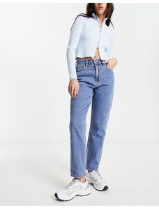 Hollister - Mom jeans a vita alta con strappi sulle ginocchia e decorazioni lavaggio medio-Blu