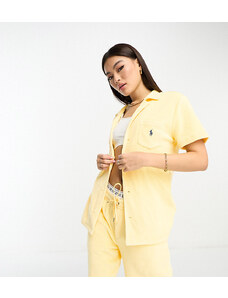 Polo Ralph Lauren x ASOS - Collaborazione esclusiva - Camicia in spugna gialla con colletto e stampa del logo sul retro-Giallo