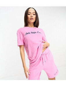 Polo Ralph Lauren x ASOS - Collaborazione esclusiva - T-shirt in spugna rosa con scritta del logo sul petto