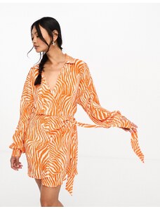 ASOS DESIGN - Vestito corto plissé a portafoglio con colletto arancione zebrato-Multicolore