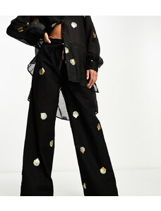 Never Fully Dressed Petite - Pantaloni a fondo ampio neri con conchiglie metallizzate in coordinato-Nero