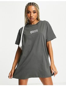 Night Addict - Vestito t-shirt oversize grigio antracite con scritta "Queen"