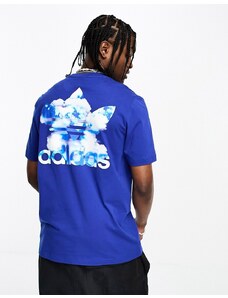 adidas Originals - T-shirt blu con trifoglio con stampa di nuvole
