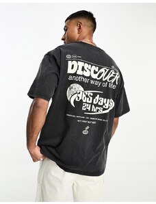 Pull&Bear - T-shirt nera con stampa "Discover" sul retro-Nero