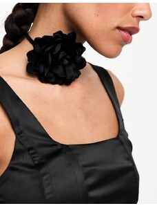 ASOS DESIGN - Collarino nero con cordini avvolgenti e decorazione floreale