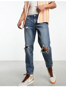 ASOS DESIGN - Jeans rigidi modello classico lavaggio blu medio con strappi sulle ginocchia