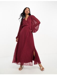 ASOS DESIGN - Vestito lungo in chiffon a pieghe bordeaux plumetis metallizzato a portafoglio con bottoni-Rosso