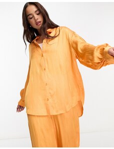 Monki - Blusa a maniche lunghe in raso jacquard arancione con maniche voluminose