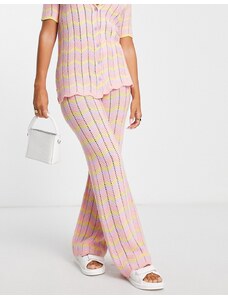 Damson Madder - Pantaloni con fondo ampio all'uncinetto rosa zigzag in coordinato