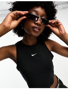 Nike - Crop top senza maniche nero a coste con fondo arrotondato e logo piccolo