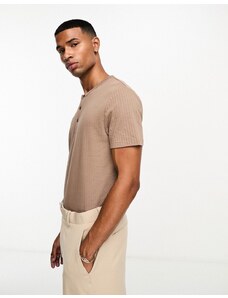 ASOS DESIGN - T-shirt in seersucker marrone chiaro con collo serafino-Brown