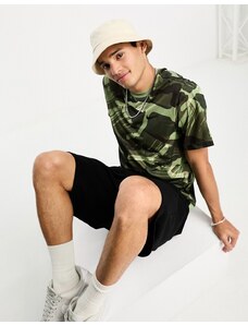 Nike Training - Dri-FIT - T-shirt verde con stampa mimetica