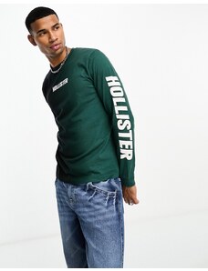Hollister - Maglietta a maniche lunghe verde e nera con logo verticale sulla manica