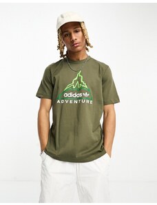 adidas Originals - Adventure - T-shirt olive strata con stampa di vulcano-Verde