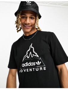 adidas Originals - Adventure - T-shirt nera con stampa di vulcano-Nero