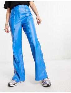 Urban Threads - Pantaloni a fondo ampio in pelle sintetica blu cobalto in coordinato