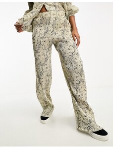 In The Style - Pantaloni plissé a fondo ampio con stampa pitonata in coordinato-Multicolore