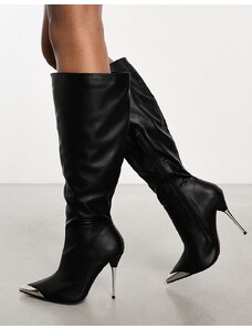 Public Desire - Finery - Stivali al ginocchio con tacco in pelle sintetica nera con dettagli in metallo-Nero