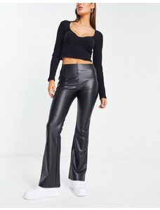 ASOS DESIGN - Pantaloni a zampa elasticizzati in pelle sintetica, colore nero