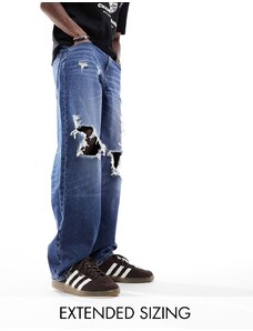 ASOS DESIGN - Jeans ampi blu lavaggio medio con strappi vistosi