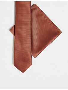 ASOS DESIGN - Cravatta standard e fazzoletto da taschino marrone chiaro