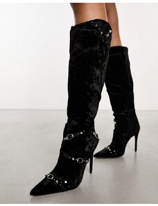 Public Desire - Worthy - Stivali con tacco in velluto nero con fibbie