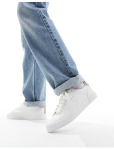 Bershka - Sneakers bianche con linguetta sul tallone a contrasto color cuoio-Bianco