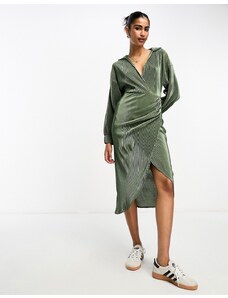 ASOS DESIGN - Vestito midi plissé kaki avvolgente con colletto-Verde